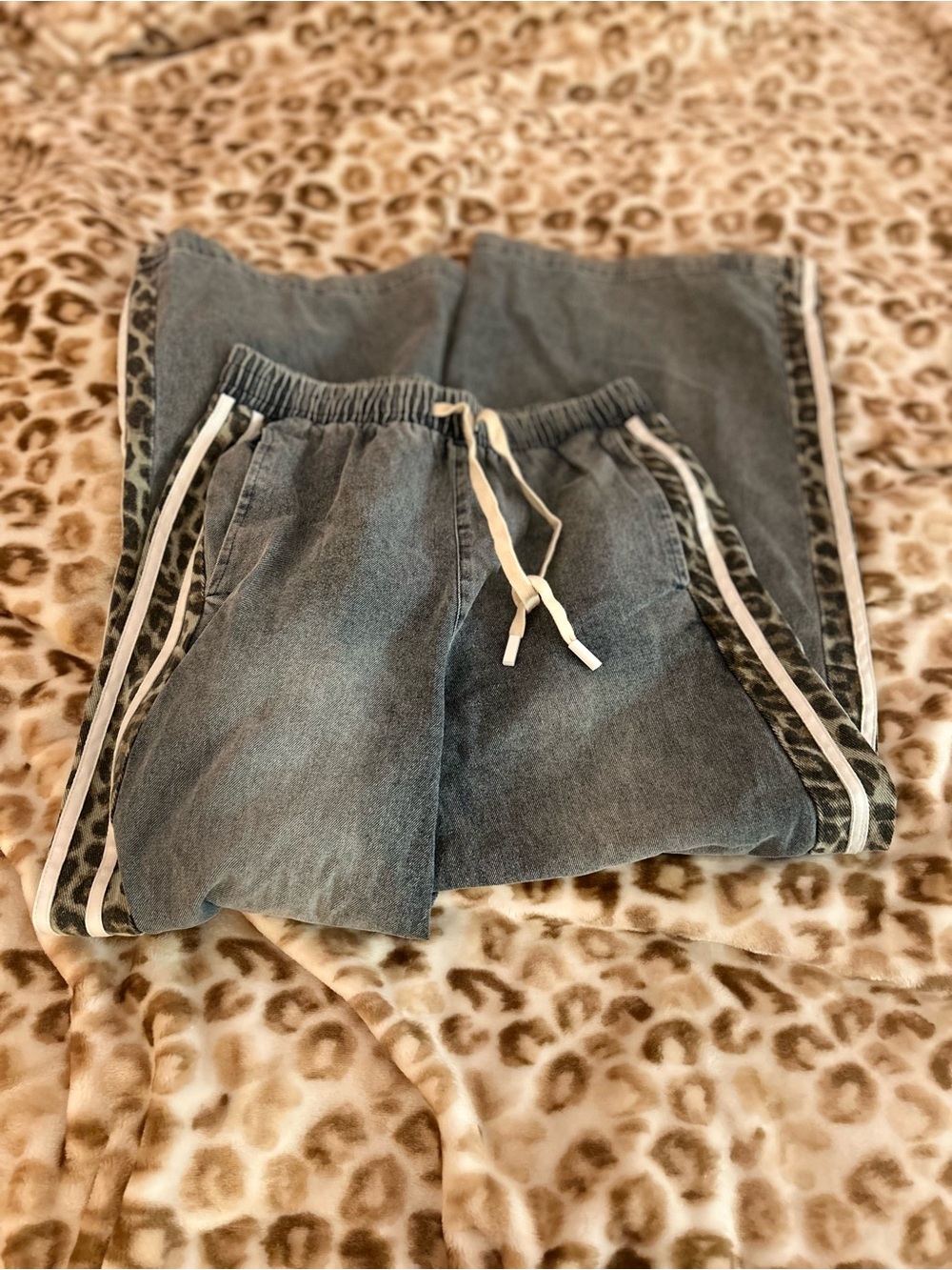 jodiful wide leg cheetah print streetwear jeans!🌷 - Picture 3 of 3